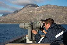 le 31 août 2016 - Le lieutenant de vaisseau G. Wills, commandant à bord du NCSM SHAWINIGAN, observe les approches à Nuuk, au Groenland, à l’appui de l’opération LIMPID. (Photo : Caporal Neil Clarkson, Services d’imagerie de la 14e Escadre, Greenwood, Nouvelle Écosse)