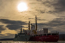 Le Navire canadien de Sa Majesté MONCTON est ancré à côté du navire de la Garde côtière canadienne DES GROSEILLIERS en vue d’être ravitaillé en carburant, à la baie Deception, au Québec, au cours de l’opération LIMPID, le 19 septembre 2016. (Photo : Matelot chef Peter J. Reed) 