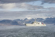 Pond Inlet, Nunavut. 21 August 2015 – Her Majesty's Canadian Ship MONCTON sits at anchor in Pond Inlet, Nunavut during Operation QIMMIQ. (Photo: Corporal Felicia Ogunniya, 12 Wing Imaging Services)