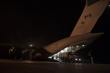 Bamako (Mali), 21 janvier 2013 - Un camion est déchargé de l’aéronef CC177 Globemaster III des Forces canadiennes, à l’aéroport de Bamako, au Mali. (Photo : Caporal Melissa Spence, Caméra de combat des Forces canadiennes)