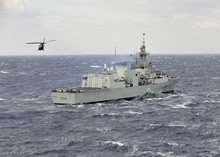 Région de l’Est méditerranéen, 2012 – Le NCSM CHARLOTTETOWN navigue sur la mer Méditerranée lors de l’opération Metric. (Photo prise par les Forces armées canadiennes)