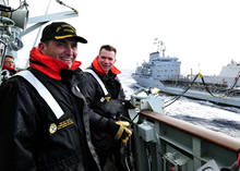 Région de l’Est méditerranéen, 2012 – Le commandant Wade Carter, commandant du NCSM CHARLOTTETOWN, sur le pont avec un autre marin durant l’opération Metric.  (Photo prise par les Forces armées canadiennes) 