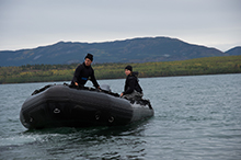 31 août 2016. Des plongeurs de l’Unité de plongée de la Flotte (Pacifique) se dirigent vers le rivage pour aller chercher des plongeurs en vue de leur départ vers un site de plongée au Lac Laberge, au Yukon, au cours de l’opération NANOOK, le 31 août 2016. (Photo : Julie Vertefeuille, Caméra de combat des Forces canadiennes)