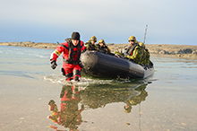 August 27, 2016. Un membre d’équipage du Navire canadien de Sa Majesté MONCTON ramène des membres du Royal 22e Régiment à Rankin Inlet, au Nunavut, le 27 août 2016, au cours de l’opération NANOOK. (Photo : Maître de 2e classe Class Belinda Groves, technicienne en imagerie de la Force opérationnelle)