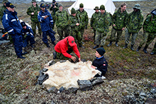 28 août 2016. Des membres du 1er Groupe de patrouilles des Rangers canadiens montrent comment construire un abri d’urgence lors d’une instruction sur les techniques de survie, près de Rankin Inlet, au Nunavut, le 28 août 2016, au cours de l’opération NANOOK 2016. (Photo : Maître de 2e classe Class Belinda Groves, technicienne en imagerie de la Force opérationnelle)
