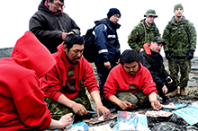 28 août 2016. Dans le cadre d’une instruction sur les techniques de survie près de Rankin Inlet, au Nunavut, des membres du 1er Groupe de patrouilles des Rangers canadiens préparent un muktuk, plat traditionnel inuit, pour les membres en déploiement au cours de l’opération NANOOK 2016, le 28 août 2016. (Photo : Maître de 2e classe Class Belinda Groves, technicienne en imagerie de la Force opérationnelle)
