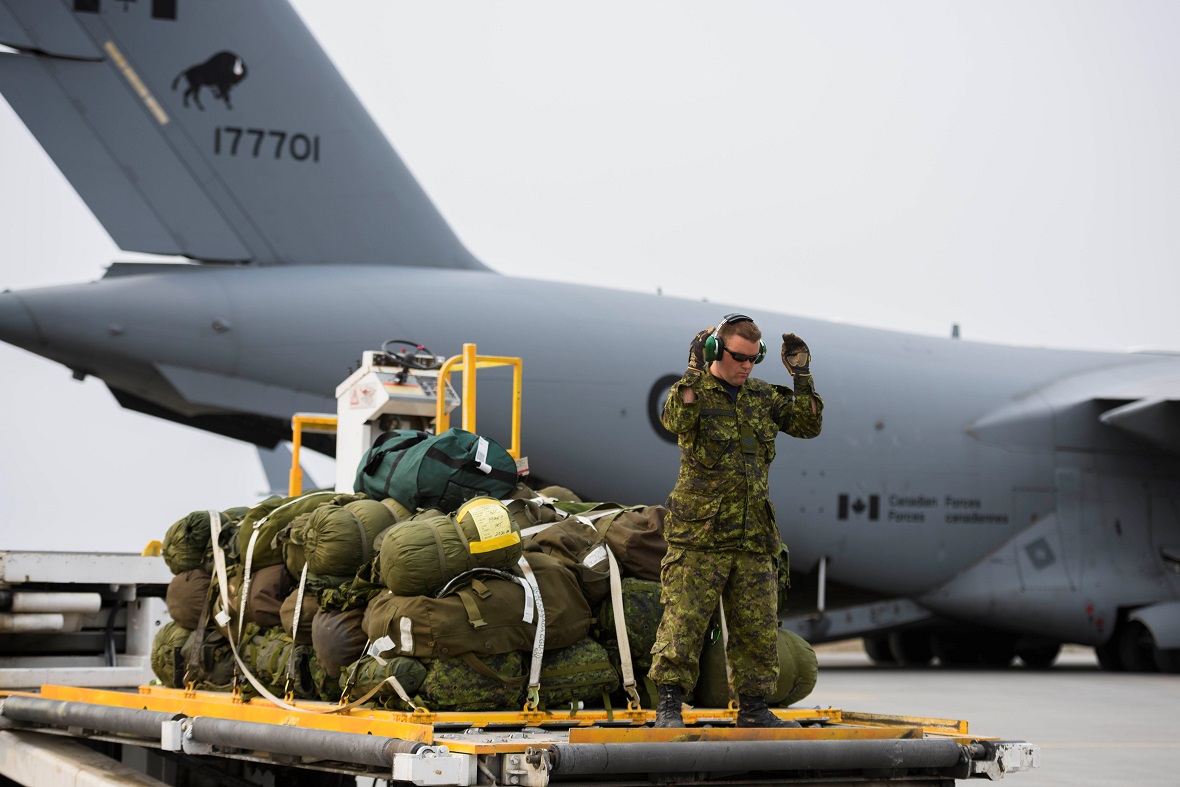 Corporal Vallieres unloads a pallet of supplies from a CC-177 Globemaster aircraft for Operation NANOOK in Rankin Inlet, NU on August 14, 2017. Photo: Cpl Duchesne-Beaulieu