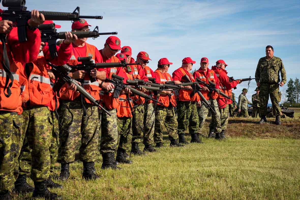 Des membres des Rangers canadiens participent à une instruction sur le maniement des armes au cours de l’opération NANOOK, à la 5e Escadre Goose Bay, le 15 août 2017. Photo : Mat 1 Brad Upshall, Services d’imagerie de la 12e Escadre, Shearwater, N. É.