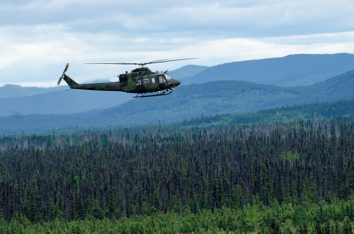 Un hélicoptère CH-146 Griffon de l’Aviation royale canadienne arrive à la 5e Escadre Goose Bay (Terre Neuve et Labrador), le 14 août 2017, afin de participer à l’opération NANOOK. Photo : Mona Ghiz, AP FMAR(A)