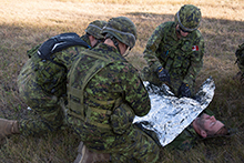 August 28, 2016. Canadian Armed Forces members of 41 Fighting Troop from 12e Régiment blindé du Canada (12 RBC) from Canadian Forces Base Valcartier, Quebec conduct first-aid training at the Haines Junction Forward Operating Base during Operation NANOOK on August 28, 2016. (Photo: Cpl Chase Miller, CFSU(O) - Imaging Services)