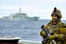 26 août 2016. Ancré à Rankin Inlet, au Nunavut, le Navire canadien de Sa Majesté MONCTON est utilisé comme point de rassemblement pour le Royal 22e Régiment au cours de l’opération NANOOK, le 26 août 2016. (Photo : Maître de 2e classe Class Belinda Groves, technicienne en imagerie de la Force opérationnelle)