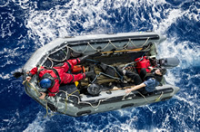 La mer Méditerranée. 7 juin 2014 - Des membres d’équipage du Navire canadien de Sa Majesté REGINA récupèrent un mannequin à bord d’un zodiac, dans le cadre d’un exercice d’homme à la mer mené pendant l’opération Reassurance. (Photo par Cpl Michael Bastien, Services d’imagerie des FMAR(P))