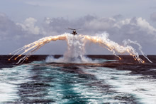 L’hélicoptère CH124 Sea King du Navire canadien de Sa Majesté REGINA lance des fusées éclairantes, pendant une opération de vol courante dans l’océan Indien, le 12 août 2014. Photo : Cpl Michael Bastien, Services d’imagerie des FMAR(P) ET2014-7218-01