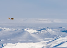 Camp de Gascoyne Inlet (Nunavut). 7 avril 2014 – L’équipage d’un aéronef Twin Otter, capitaine (Capt) Chuck Rockwell, Capt Andrew Oakes et caporal Mike Nesbitt, décolle du camp de Gascoyne Inlet, au Nunavut, après y avoir déposé du personnel et de l’équipement le 7 avril 2014, dans le cadre de l’opération Nunalivut. (Photo : matelot chef Peter Reed, BFC Shearwater [Nouvelle-Écosse])