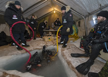 Gascoyne Inlet (Nunavut), 12 avril 2014 - Des plongeurs-démineurs de l’unité de plongée de la flotte (A) et des plongeurs de combat de la 2e Division du 5e Régiment du génie de combat mènent des opérations de plongée sous la glace, au camp de l’équipe mixte de plongeurs de Gascoyne Inlet, au Nunavut dans le cadre de l’opération Nunalivut. (Photo : Matelot-chef Peter Reed, BFC Shearwater, Nouvelle-Écosse)