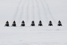 Baie Baring (Nunavut). 19 avril 2012 - Des membres des Rangers canadiens conduisant des motoneiges se déplacent dans la toundra de l’Extrême Arctique lors d’une patrouille de protection du territoire près de la baie Baring (Nunavut), dans le cadre de l’opération Nunalivut 2012. (Sergent Matthew McGregor, Caméra de combat des Forces canadiennes)