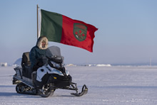 Hall Beach, Nunavut. 25 février  2017 – Le caporal-chef Enoki Irqittuq, du 1er Groupe de patrouilles des Rangers canadiens, est prêt à partir en patrouille pendant l’opération NUNALIVUT.