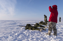Hall Beach, Nunavut. 25 février  2017 – Des membres du 12e Régiment blindé du Canada et du 1er Groupe de patrouilles des Rangers canadiens participent à un exercice en champ de tir austère pendant l’opération NUNALIVUT. (Photo par le Sgt Jean-François Lauzé, technicien en imagerie de la Force opérationnelle)