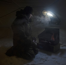 Resolute Bay, Nunavut. 5 avril  2016. Le caporal Josh Steward, technicien en véhicules du 31e Bataillon des services, s’assure que le poêle fonctionne comme il faut pendant l’opération NUNALIVUT à Resolute Bay, au Nunavut, le 5 avril 2016. (Photo : M 2 Belinda Groves, technicienne en imagerie de la formation)