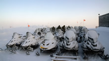 Des mécaniciens du 12e Régiment blindé du Canada s’assurent que les motoneiges sont fonctionnelles et prêtes à être utilisées pendant l’opération NUNALIVUT 2017 à Hall Beach (Nunavut), le 22 février 2017. (Photo : M 2 Belinda Groves, techniciennes en imagerie de la force opérationnelle)