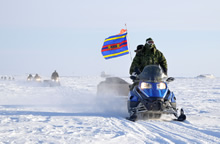 Des membres en déploiement des 34e et 35e Groupes brigades du Canada partent effectuer une patrouille près de Hall Beach, au Nunavut, au cours de l’opération NUNALIVUT 2017, le 6 mars 2017.  Photo : M 2 Belinda Groves, technicienne en imagerie de la Force opérationnelle
