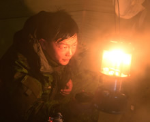 Resolute Bay, Nunavut. 3 April 2016. Corporal Dan Kim, a Medical Technician from 23rd Field Ambulance, checks carbon monoxide levels inside an arctic tent near Resolute Bay Nunavut during Operation NUNALIVUT on April 5, 2016. (Photo: PO2 Belinda Groves, Task Force Image Technician)