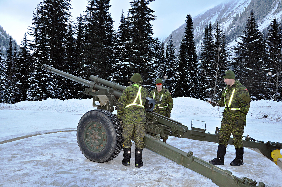 Operation PALACI. December 13, 2016. Troops from 1st Regiment, Royal Canadian Horse Artillery call out firing orders from Ring 3 at Rogers Pass, British Columbia. (Photo: SLt Melissa Kia, Public Affairs Officer, MARPAC)