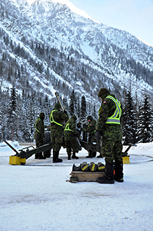 Opération PALACI.  13 décembre 2016. Des membres du 1er Régiment du Royal Canadian Horse Artillery chargent l’obusier C3 de 105 mm dans le col Rogers, en Colombie-Britannique. (Photo : Ens 1 Melissa Kia, officier des affaires publiques, FMAR[P])