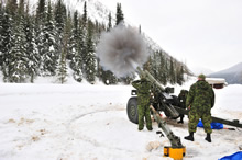 Col de Rogers, Colombie Britannique, janvier 2011 – Des membres des Forces armées canadiennes utilisent un obusier de 105 mm pour le contrôle d’avalanches dans le cadre de l’opération Palaci. (Photo prise par les Forces armées canadiennes)