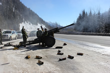 Des membres du 5e Régiment d’artillerie légère du Canada se débarrassent de cartouches vides le long de la Transcanadienne dans le col Rogers. (Image reproduite avec la permission de Parcs Canada)