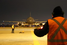 Un airbus CC-150 Polaris des Forces armées canadiennes atterrit à l’aéroport international Pearson à Toronto pour soutenir l’opération PROVISION du gouvernement du Canada, le 10 décembre 2015.   Photo : Kenneth Allan, Agence des services frontaliers du Canada