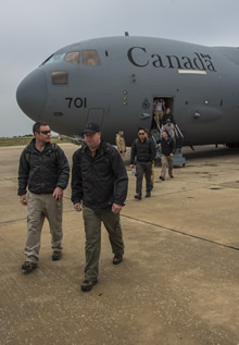 Des membres des Forces armées canadiennes descendent d’un aéronef CC 177 Globemaster, à Beyrouth, au Liban, afin d’appuyer les efforts du gouvernement du Canada dans le cadre de l’opération PROVISION, le 30 novembre 2015.  Photo : Caporal Darcy Lefebvre, Caméra de combat des Forces canadiennes 