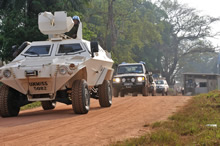 Yambio, Soudan du Sud. 4 décembre 2012 – Un soldat rwandais fait le guet à partir de la tourelle de son véhicule de transport personnel blindé, alors que le convoi quitte le camp des Nations Unies à Yambio, au Soudan du Sud. (Photo : Sgt Norm McLean, Caméra de combat des Forces canadiennes)