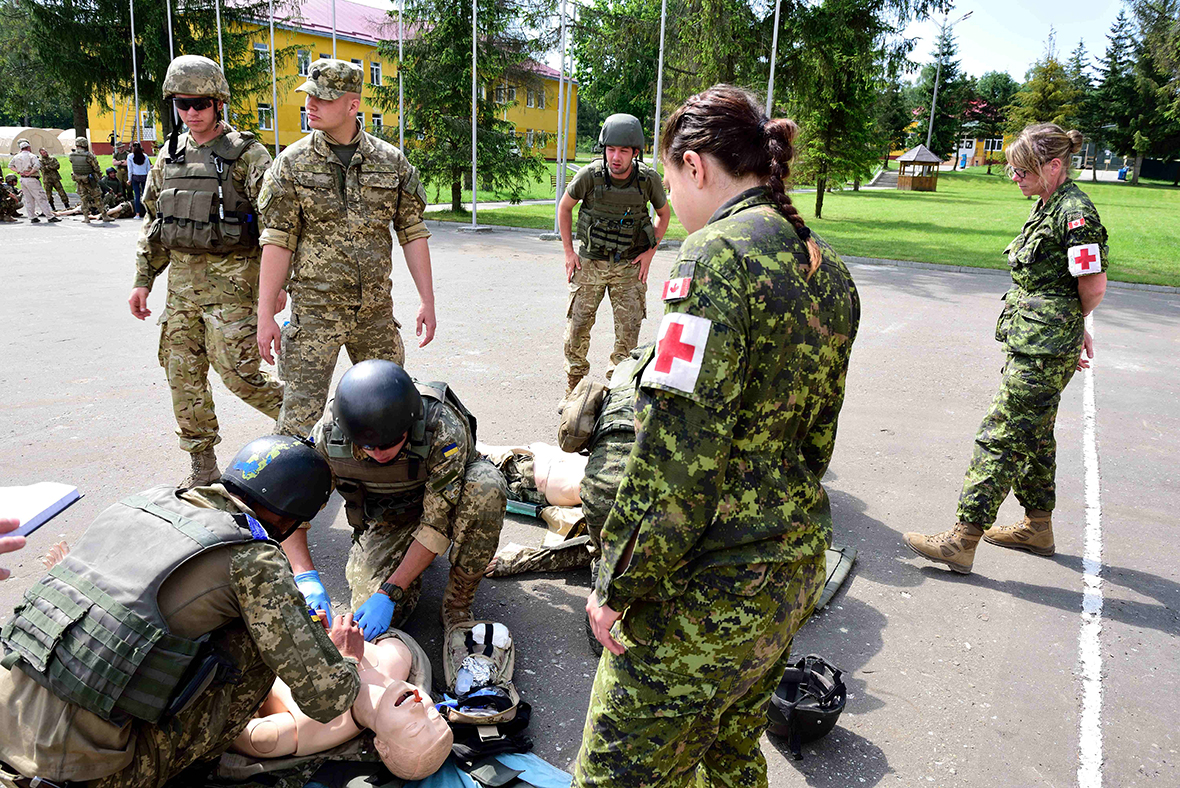 Un militaire canadien l’exercice pratique effectué par des étudiants ukrainiens.