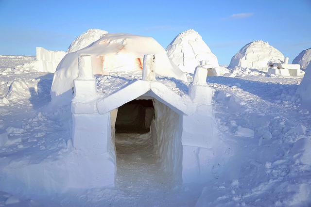 Les candidats du Cours de conseiller des opérations dans l’Arctique apprennent à construire des igloos comme abris temporaires à Crystal City, près de Resolute Bay, au Nunavut, dans le cadre de l'opération NUNLIVUT 2018 le 26 février. Photo par: Major Jean-Francois Robert, commandant de l'Équipe d’évaluation du commandant