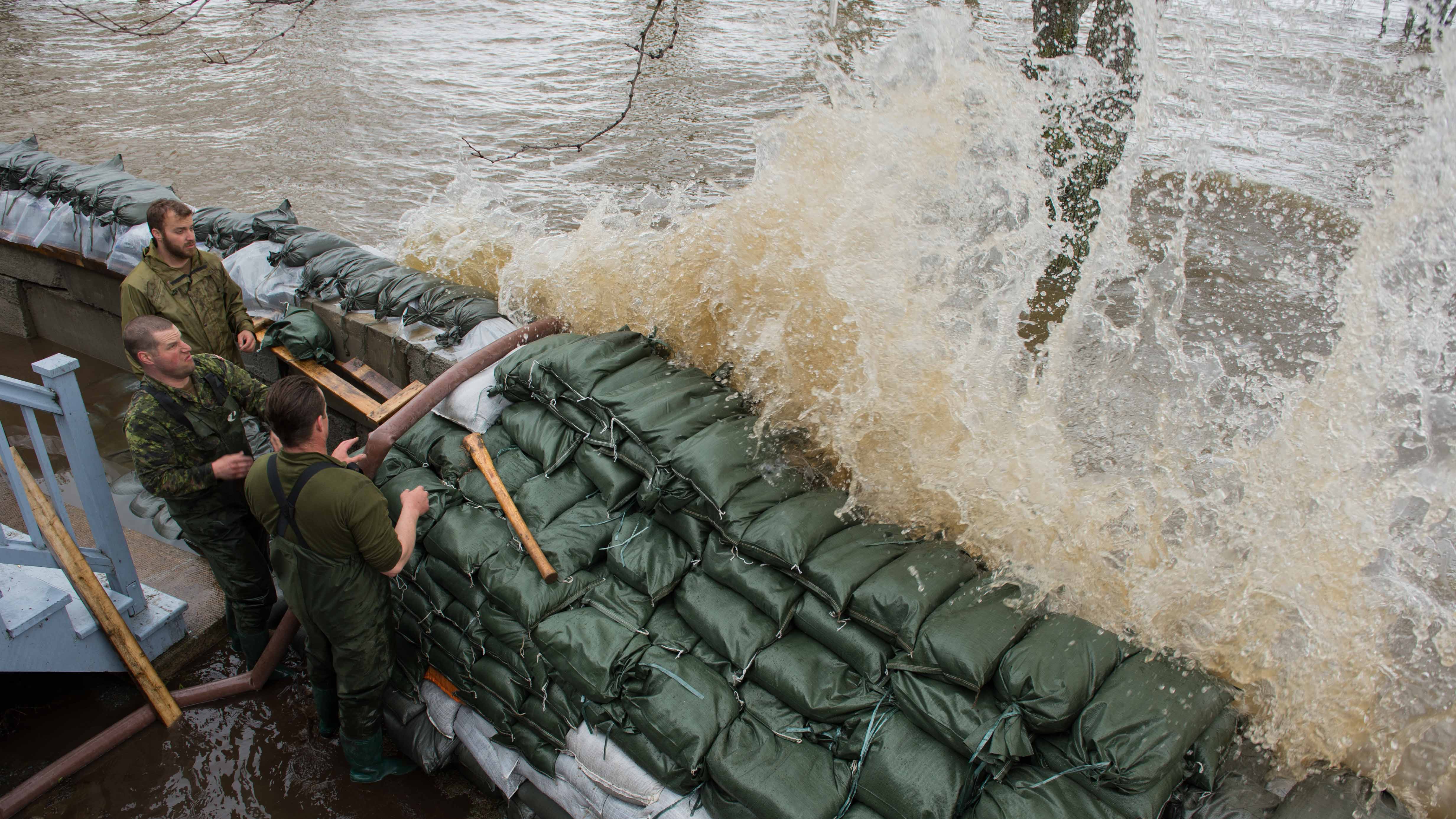 Members of 1st battalion of Royal 22e Régiment participate in Operation LENTUS in response to flooding in some regions of Quebec on May 9, 2017. (photo: Corporal Myki Poirier-Joyal, Imaging services St-Jean/Montreal)