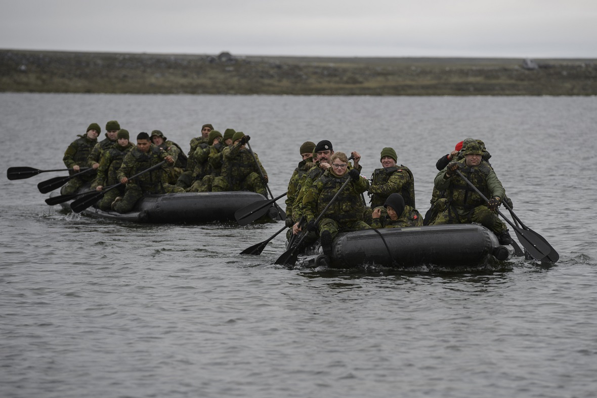 Des membres du 38e Groupe-brigade du Canada pratiquent des manoeuvres dans l’eau à bord d’une embarcation d’assaut près de Rankin Inlet, au Nunavut, durant l’opération NANOOK, le 18 août 2017. Photo prise par le Cpl Dominic Duchesne-Beaulieu