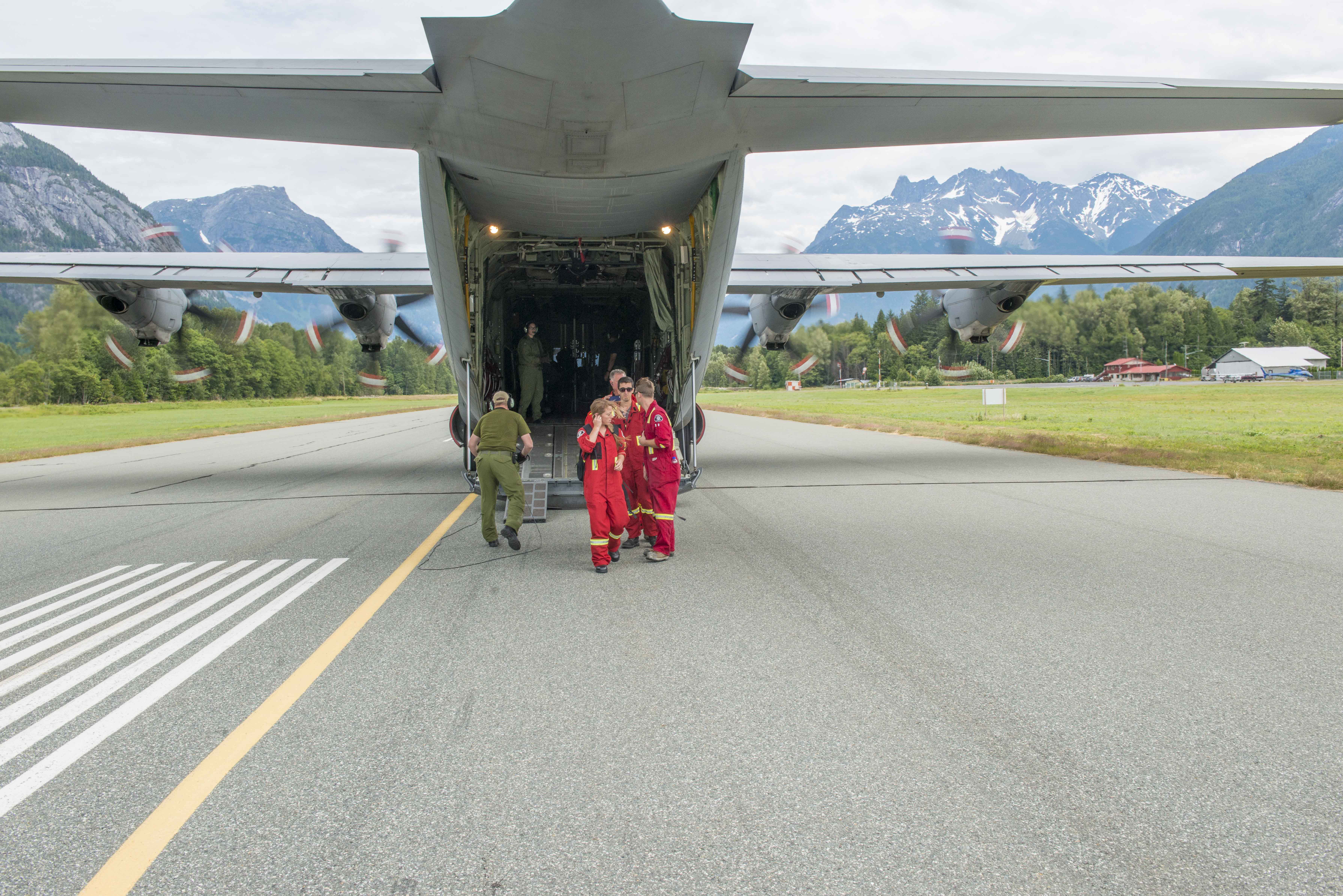 Bella Coola, British Columbia. July 11, 2017 – Comox Fire Fighters get off a Hercules in support of Operation LENTUS17-04. (Image: Cpl Nathan Spence, 19 Wing Imaging)