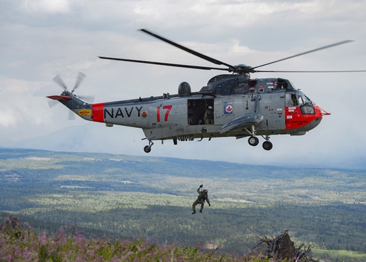 Colombie-Britannique. Le 22 août 2018 – l’équipage du CH-124 Sea King effectue un entraînement au treuillage durant l’Opération LENTUS 18-05 à Smithers, en Colombie-Britannique. (Photo : Cpl Jeffrey Clement, Services d’imagerie de la 19e Escadre, Comox)