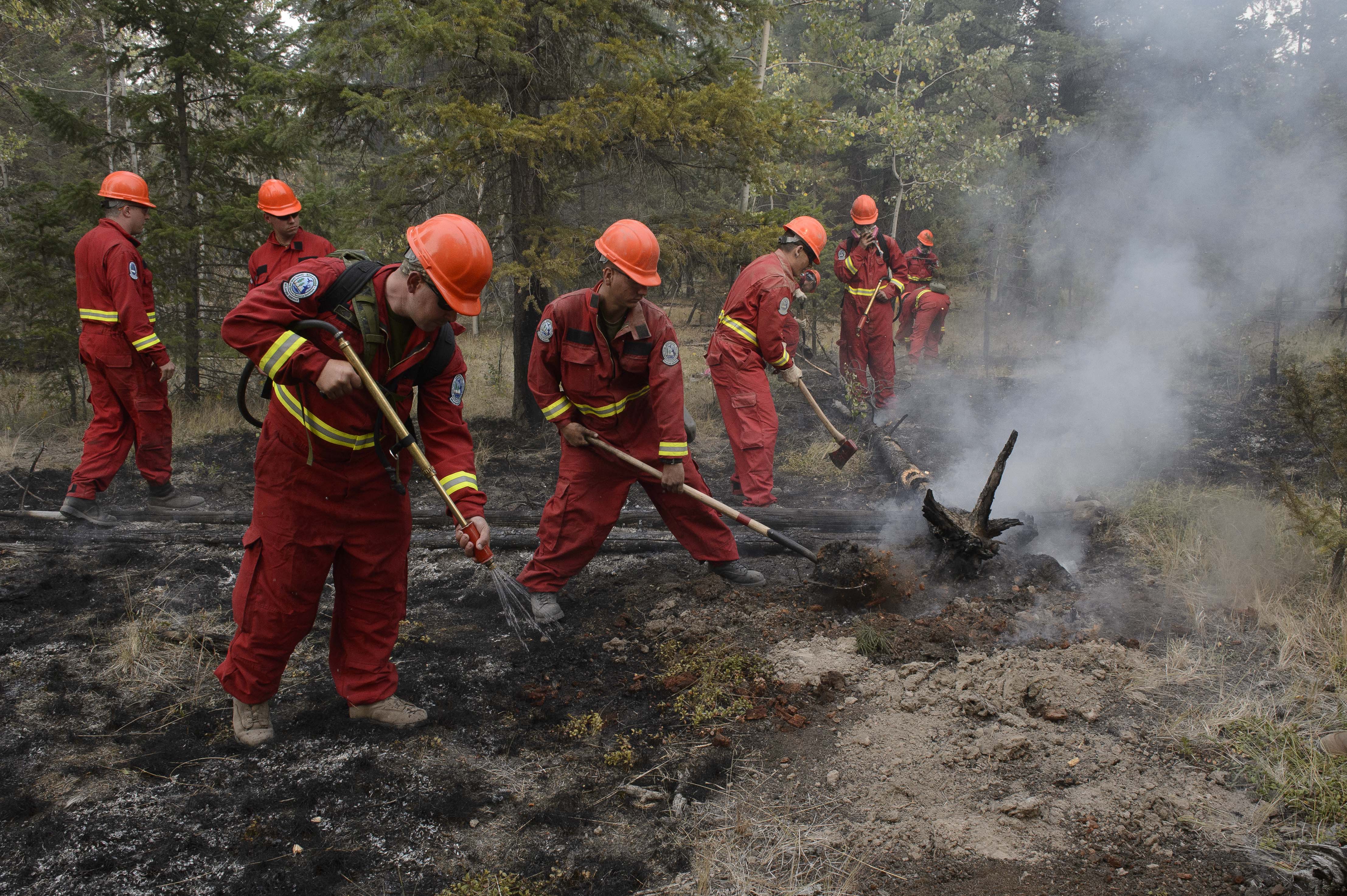 Members of a Domestic Response Company made up of Canadian Army Primary Reserves from all over British Columbia attack a fire hot zone near Riske Creek, BC during OPERATION LENTUS, 17 August, 2017. Photo by: Cpl Blaine Sewell, MARPAC Imaging Services