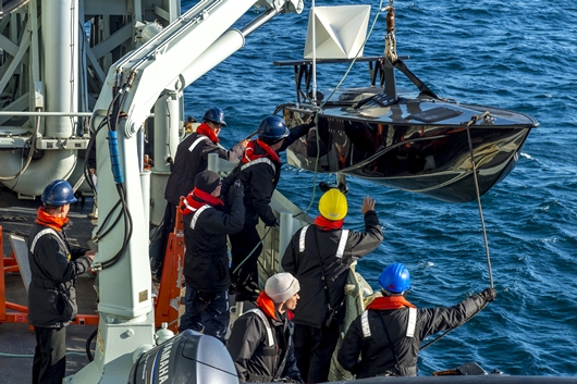 August 14, 2018 - Members of Her Majesty's Canadian Ship (HMCS) Charlottetown lower the Hammerhead, an Unmanned Target Vessel during Operation NANOOK. (Photo: Able Seaman (AB) John Iglesias)
