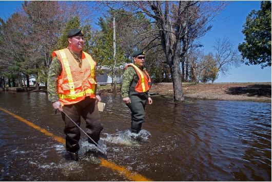 Des membres du 4e Régiment d’appui du génie évaluent les dommages causés aux infrastructures dans les zones touchées par les inondations dans le cadre des efforts de rétablissement, à Grand Lake, au Nouveau Brunswick, au cours de l’opération LENTUS, le 13 mai 2018. Photo : Sgt Lance Wade LH01-2018-0026-018
