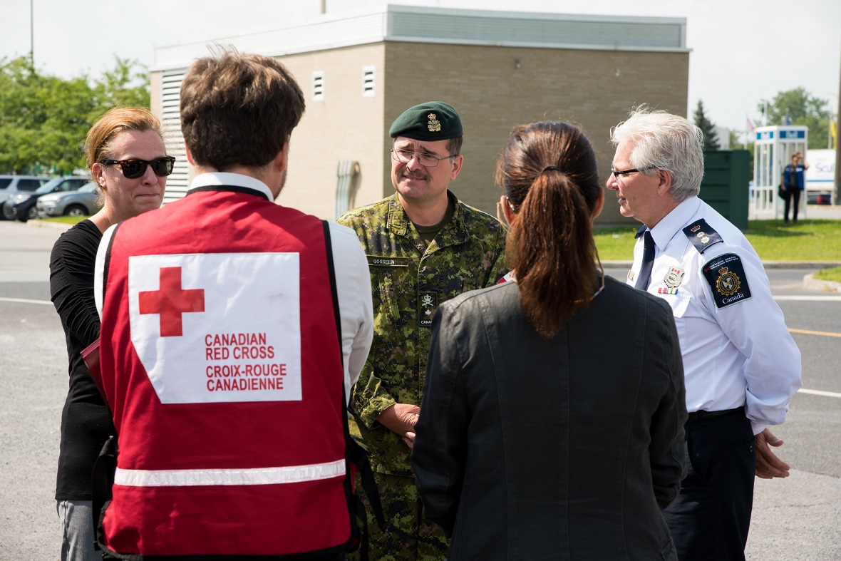 Brigadier-General Hercule Gosselin, commander of 2 Canadian Division and of Joint Task Force (East), visits the shelter site for asylum seekers and provides an update on requirements with different civilian partners near the border crossing at Saint-Bernard-de-Lacolle on August 10, 2017.