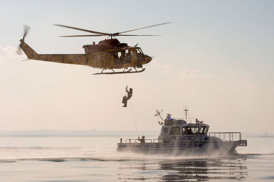 September 24, 2017. Search and Rescue technicians collaborate with local law enforcement as part of a training exercise during Search and Rescue Exercise 2017 (SAREX 2017) on September 24, 2017 in Hamilton, Ontario. Photo: Ordinary Seaman Paul Green, 8 Wing Imaging
