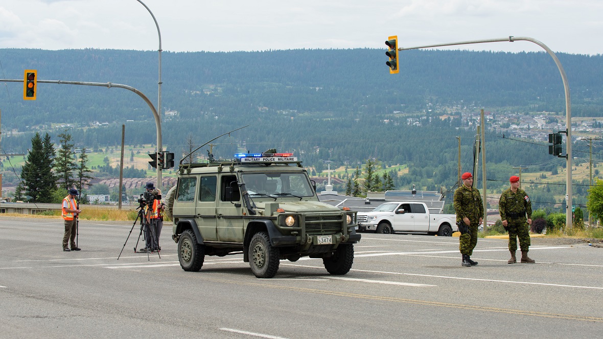 Military Police members of the Immediate Response Unit (IRU) Vanguard Company based in Edmonton, Alberta direct traffic as the Vanguard arrives in Williams Lake, British Columbia on July 20, 2017 as part of Operation LENTUS. Photo: Master Corporal Malcolm Byers, Wainwright Garrison Imaging