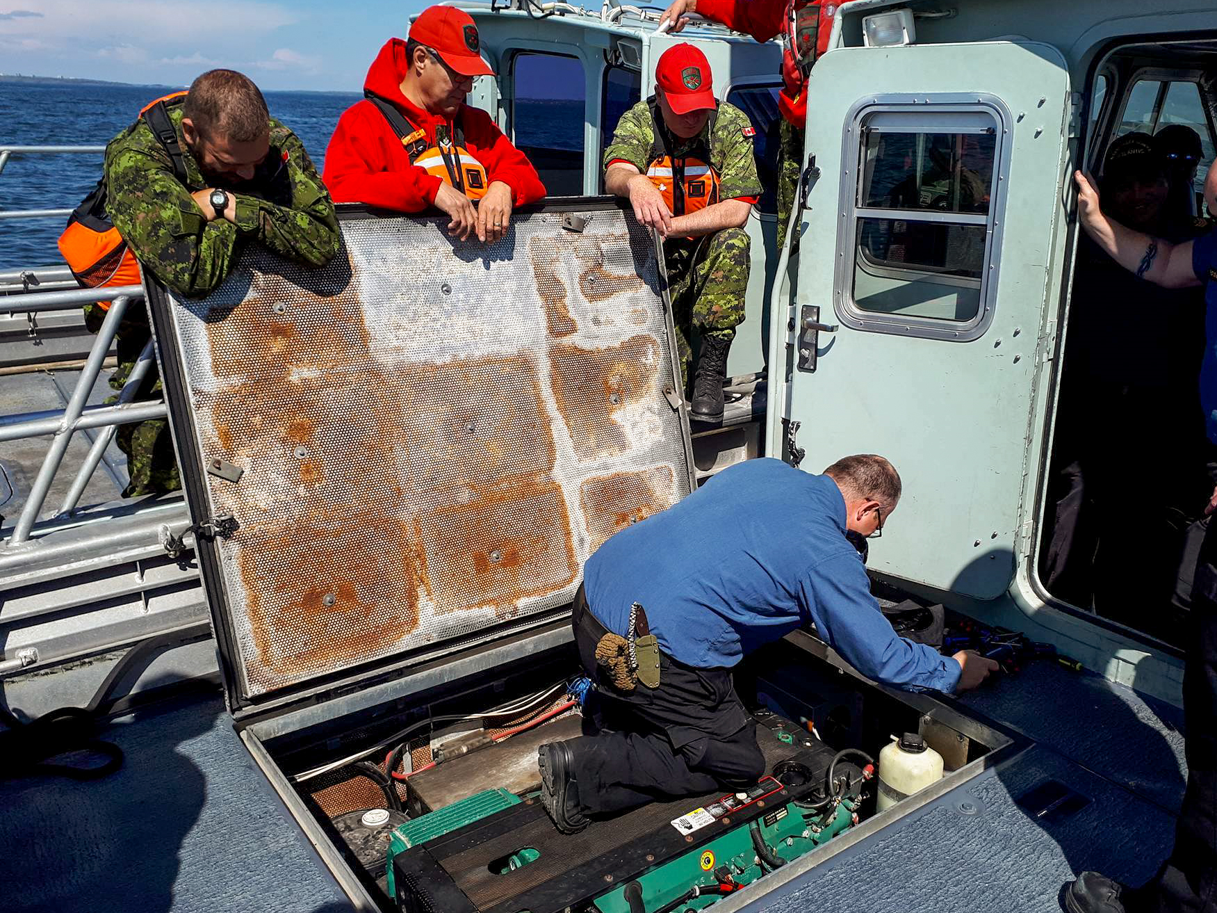 Des militaires déployés dans le cadre de l’opération NUNAKPUT 2017 participent à une instruction de manœuvriers en préparation à une patrouille sur les berges du fleuve Mackenzie, à Yellowknife (T.N. O.), le 29 juin 2017.  Photo : Cplc Lorraine Villeneuve, 1er Groupe de patrouilles des Rangers canadiens