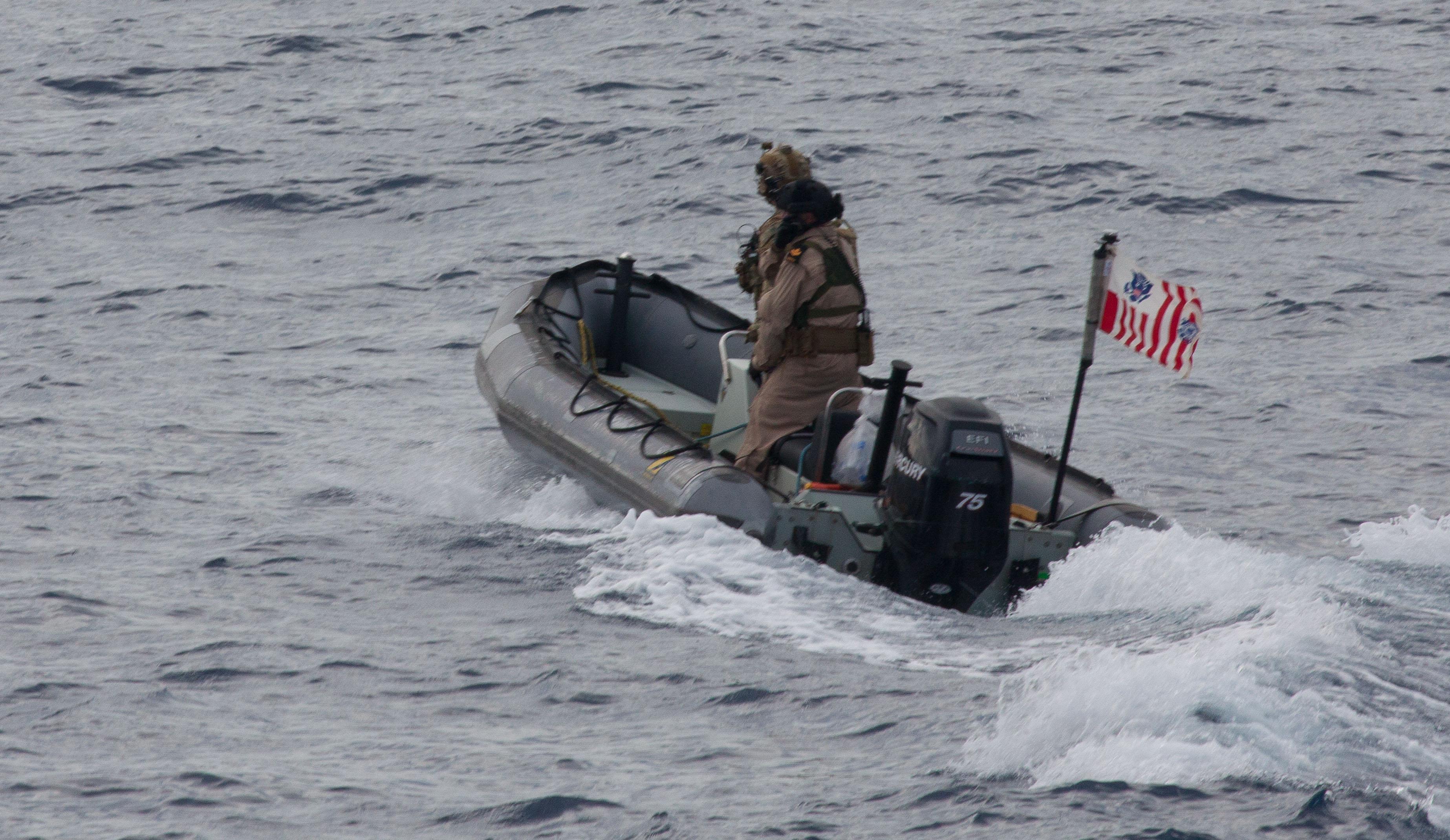 Des membres de la Marine royale canadienne et de la Garde côtière américaine déploient une embarcation pneumatique à coque rigide à partir du NCSM Brandon après avoir remarqué des ballots de drogues illicites dans l’océan Pacifique durant l’Opération CARIBBE, le 5 novembre 2016. Image : Affaires publiques de la Marine royale canadienne
