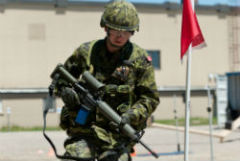 Un soldat des Forces armées canadiennes complète le parcours du PCEEC