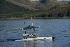 Le véhicule de surface sans pilote USV-2600 de Recherche et développement pour la défense Canada exécute une mission autonome dans les eaux du Loch Alsh. Photo de Janice Lang, RDDC
