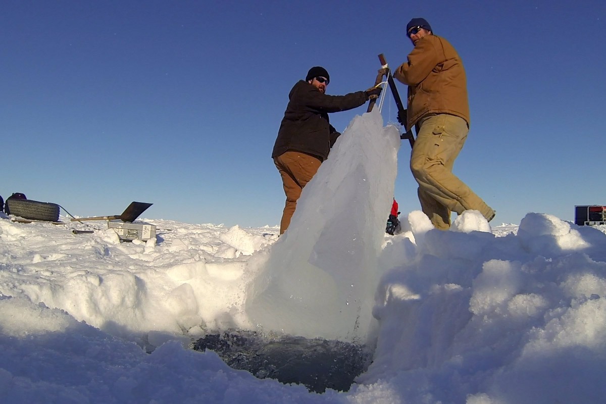 A snowmobile and a rope make it easier to remove a heavy ice block.
Photo by Janice Lang, DRDC